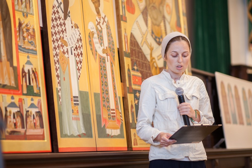 Ekaterina Anisimova presenting the icon