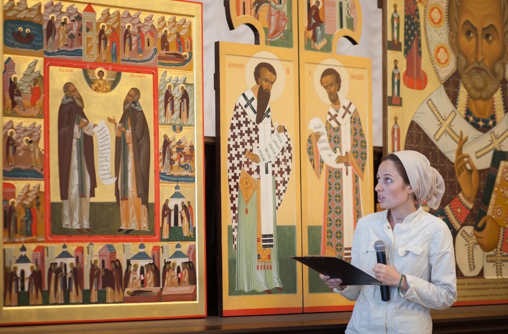 Ekaterina Anisimova presenting the icon